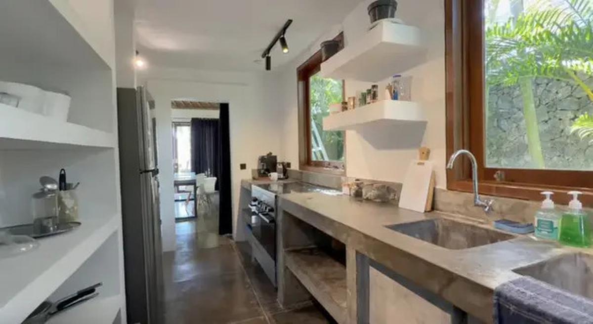 7 Potret Dapur Rumah Nino Fernandez dan Steffi Zamora di Bali, Desain Memanjang Minimalis