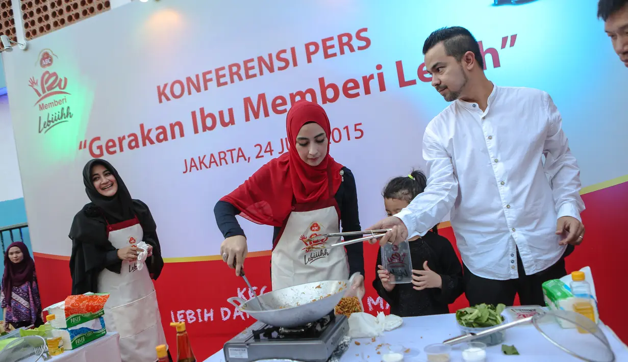 Umi Pipik (kiri), Annisa Trihapsari dan Sultan Djorghi saat di acara 'Gerakan Ibu Memberi Lebih', Jakarta, Rabu (24/6/2015). Rencananya kegiatan ini akan digelar secara serentak di 30 kota di Pulau Jawa pada 5 Juli mendatang (Liputan6.com/Faizal Fanani)