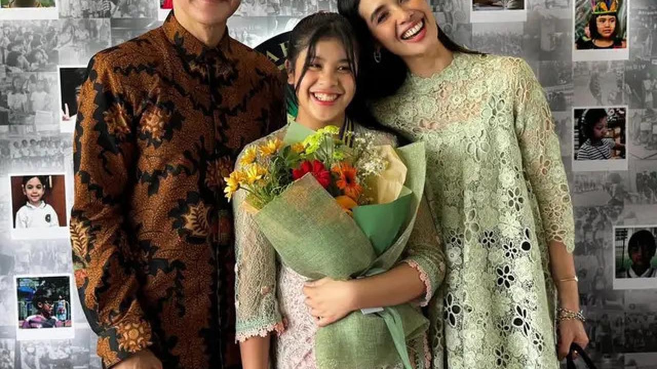 7 Potret Kelulusan Sekolah Jizzy Anak Vino Bastian, Penuh Kebahagiaan