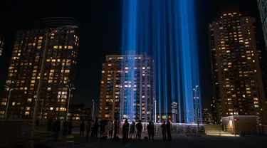 Sinar cahaya yang membentuk Tribute in Light diuji coba sebagai persiapan untuk memperingati 23 tahun serangan teroris 9/11, New York, 5 September 2024. (Spencer Platt/Getty Images North America/Getty Images via AFP)