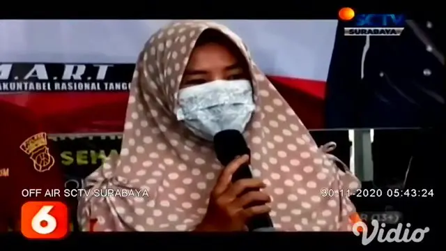 Perempuan 41 tahun (SH) warga Kecamatan Tikung, Kabupaten Lamongan, tak berkutik hanya bisa pasrah saat diringkus polisi setelah aksi mencurinya terekam CCTV. Tak hanya sekali, tersangka sudah mencuri handphone di 14 lokasi berbeda.