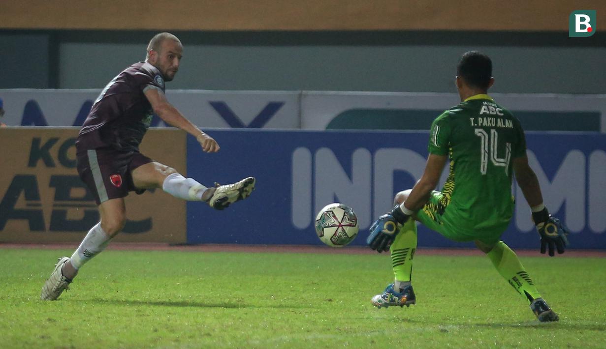 Pemain PSM Makassar, Anco Jansen (kiri) melepaskan tendangan ke gawang PSM Makassar dalam laga pekan ke-6 BRI Liga 1 2021/2022 di Stadion Wibawa Mukti, Cikarang, Sabtu (02/10/2021) WIB. Kedua tim bermain imbang 1-1. (Bola.com/Bagaskara Lazuardi)