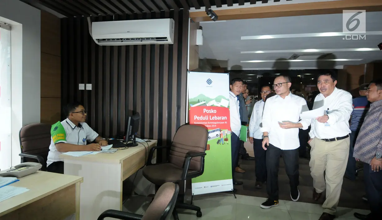 Menteri Ketenagakerjaan (Menaker) M Hanif Dhakiri (tengah) bersiap memeriksa kesiapan petugas Posko Peduli Lebaran 2018 di Gedung B Kemenaker, Jakarta, Senin (28/5). Posko juga menerima aduan pemasalahan seputar THR. (Liputan6.com/Helmi Fithriansyah)