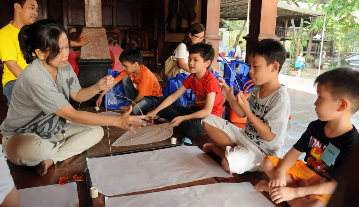 Salah satu instruktur memberikan arahan cara membuat layang-layang pada sejumlah anak di Museum Layang-Layang, Jakarta, (27/9/2014). (Liputan6.com/Helmi Fithriansyah)