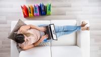Ilustrasi pengguna e-commerce sedang belanja online/Shutterstock-Andrey_Popov.