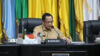 Menteri Dalam Negeri (Mendagri) Muhammad Tito Karnavian, saat memimpin Rapat Koordinasi (Rakor) Pengendalian Inflasi secara hybrid dari Gedung Sasana Bhakti Praja (SBP), Kantor Pusat Kementerian Dalam Negeri (Kemendagri), Jakarta, Senin (9/10)/Istimewa.