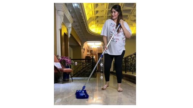 Pamer Perut Buncit, Ini 7 Potret Tania Nadira Hamil Anak Ketiga