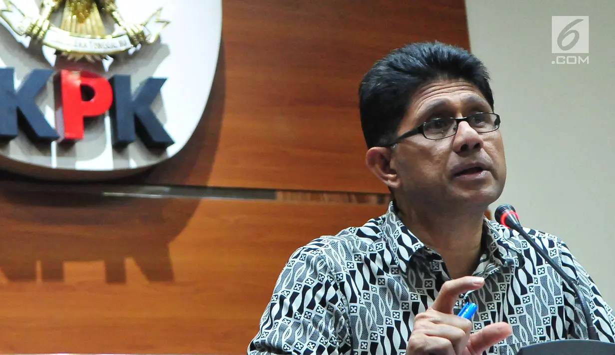 Wakil Ketua KPK, Laode Muhammad Syarif menggelar konferensi pers di Jakarta, Rabu (2/8). KPK memastikan lima pejabat Pamekasan yang terjaring OTT ditetapkan sebagai tersangka dugaan suap penanganan perkara korupsi dana desa (Liputan6.com/Helmi Afandi)
