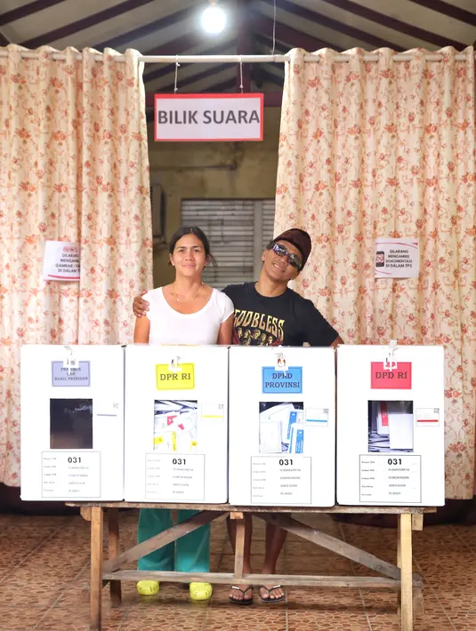 Kaka Slank nyoblos [Fimela/Adrian Putra]