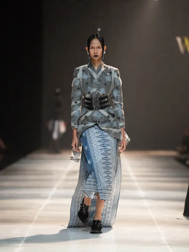 Transformasi Instan dengan Statement Belt, Tampil Stylish dengan Busana Polos dari Wilsen Willim hingga Hermes
