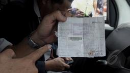 Petugas kantor Pos memperlihatkan tanda terima dua peti jenazah untuk Kedutaan Besar Australia yang dikirim oleh Bambang Saptono asal Solo, Jakarta, Senin (9/3/2015). Kedubes Australia menolak kiriman dua peti mati tersebut. (Liputan6.com/Andrian M Tunay)