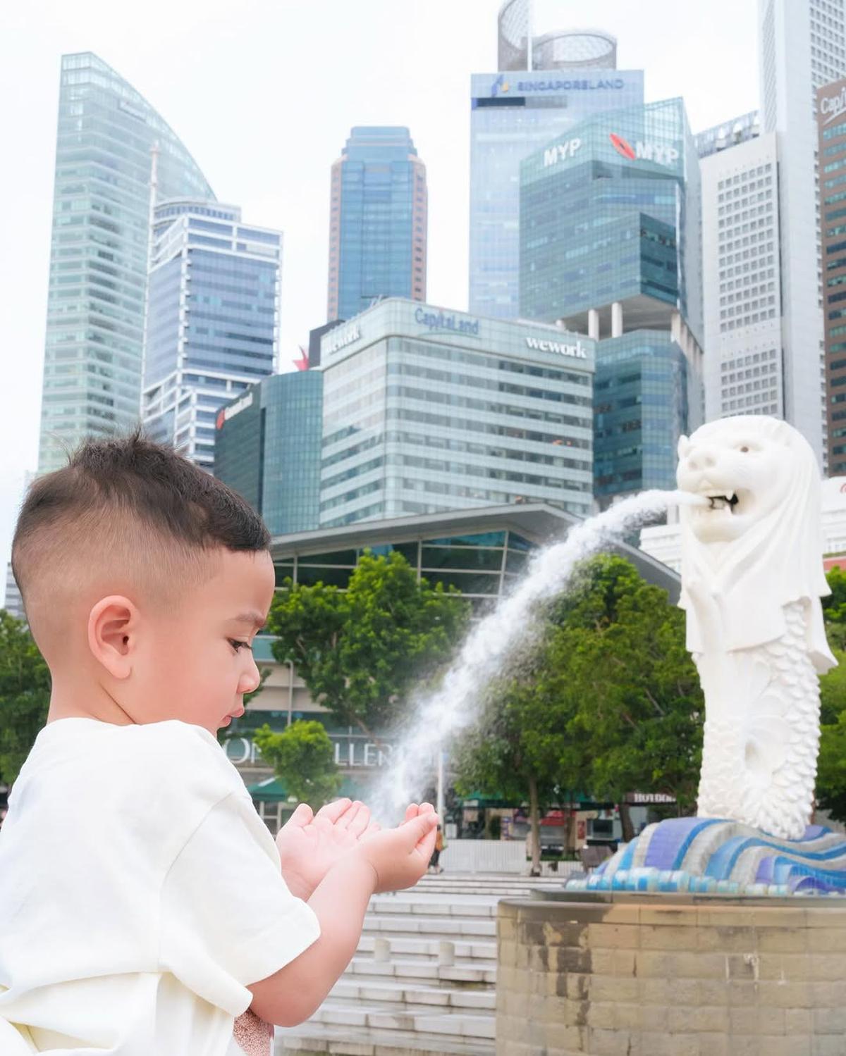 Potret Rayyanza Berpose Lucu di Depan Patung Merlion, Netizen: Wudhu Aja Nyampe Singapore