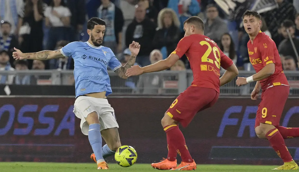 <p>Lazio bermain imbang dengan Leccedengan skor 2-2. (Fabrizio Corradetti/LaPresse via AP)</p>
