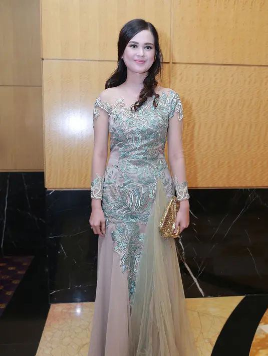 Artis muda Cut Meyriska datang ke resepsi pernikahan Glenn Alinskie dan Chelsea Olivia dengan gaun panjangnya yang glamor. (Galih W. Satria/Bintang.com)