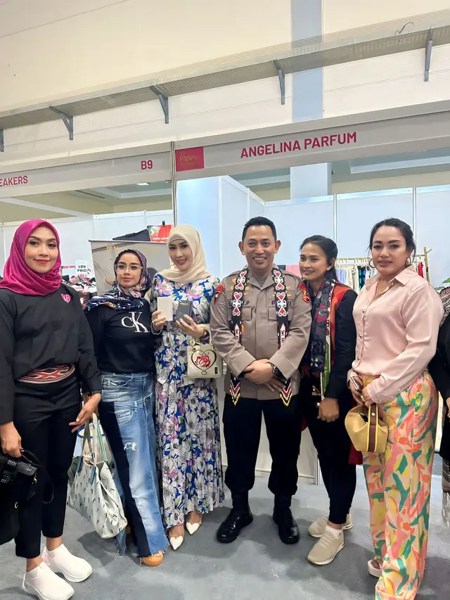 Kapolri Listyo Sigit Prabowo saat mengjungi gerai parfum Angelina Yusuf di JCC, baru-baru ini.