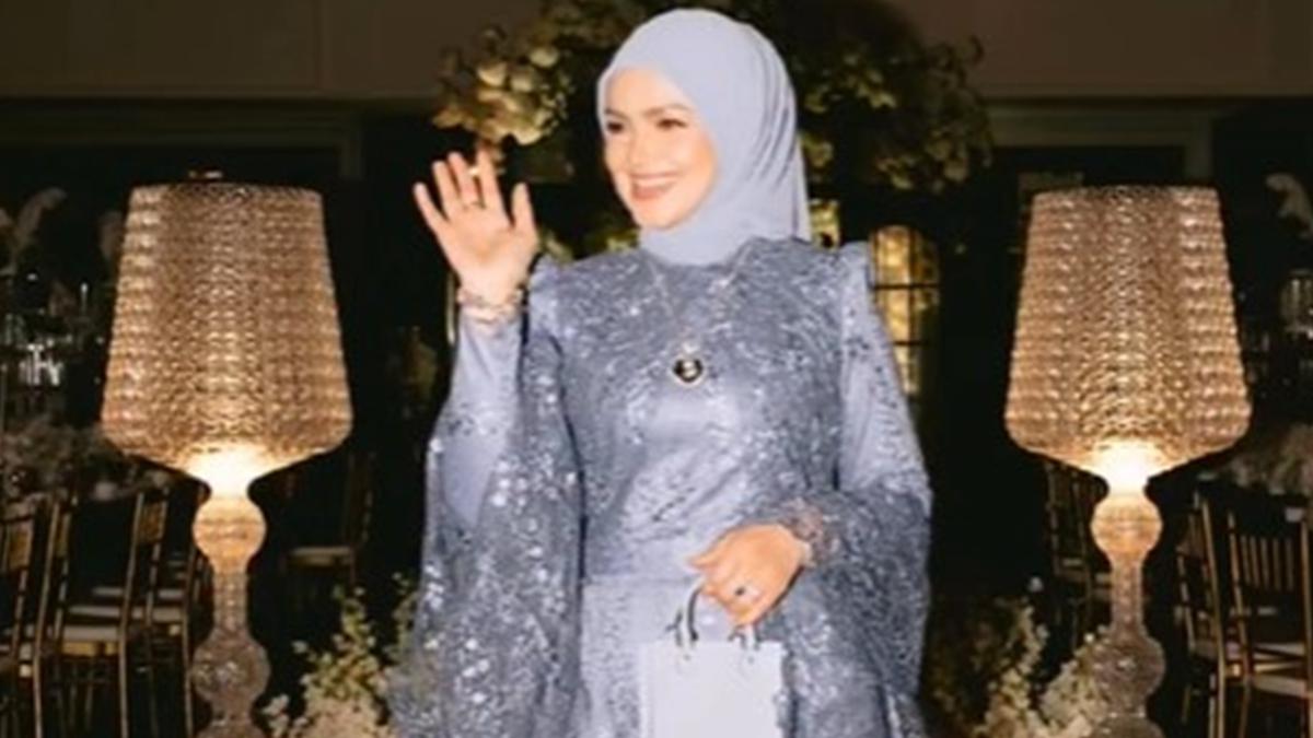 7 Potret Gaun Brokat Siti Nurhaliza di Pernikahan Anak Sambung, Detail Payet Memukau