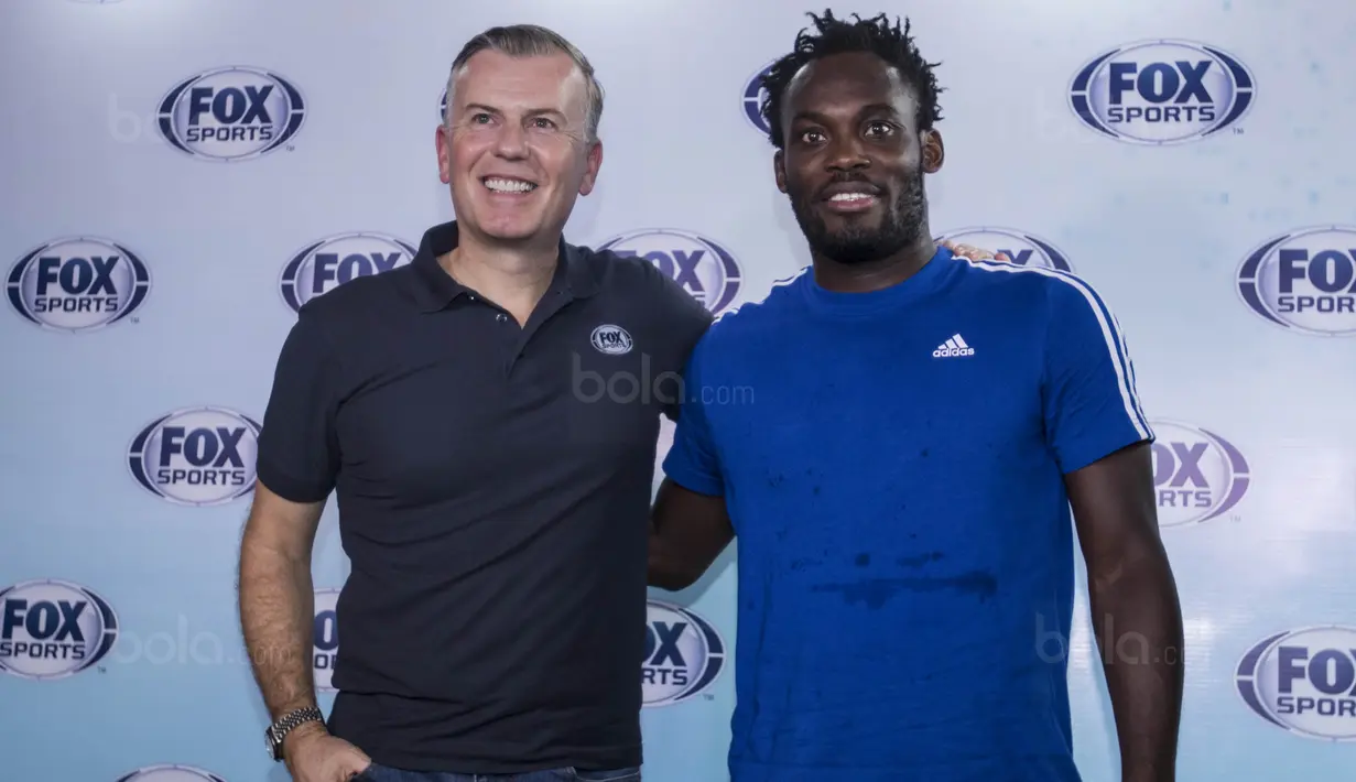 Pakar sepak bola, John Dykes, bersama gelandang Persib Bandung, Michael Essien, menghadiri media talkshow di Artotel, Jakarta,Sabtu (4/11/2017). Acara ini membahas seputar Premier League dan juga sepak bola Indonesia. (Bola.com/Vitalis Yogi Trisna)