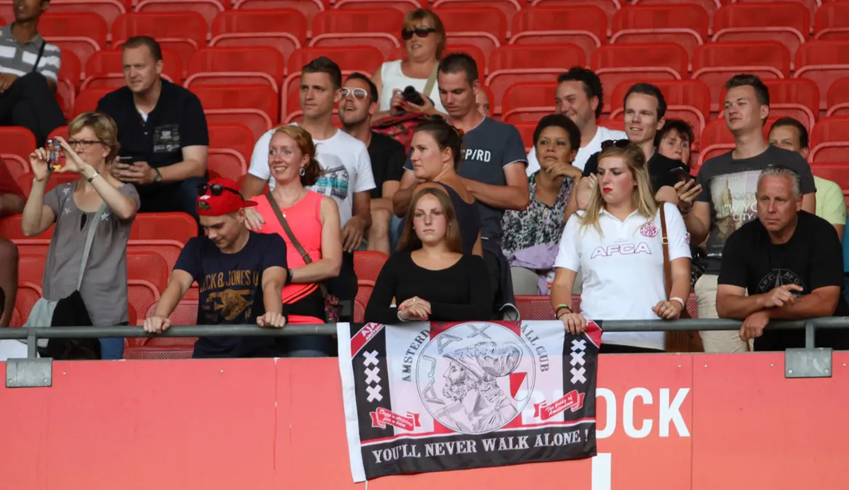 Puluhan suporter Ajax Amsterdam memadati tribun VIP Barat stadion Ernst Happel untuk mendukung tim kesayangannya berlatih. (Bola.com/Reza Khomaini)