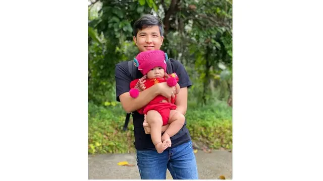 Begini potret Jirayut saat mengasuh keponakannya, terlihat begitu perhatian.