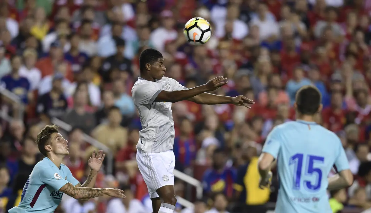 Marcus Rashford (tengah) mencetak tiga gol bagi Manchester United selama tour bulan Juli 2017. Gol Rashford masing-masing ke gawang LA Galaxy dan Manchester City. (AFP/Brendan Smialowski)