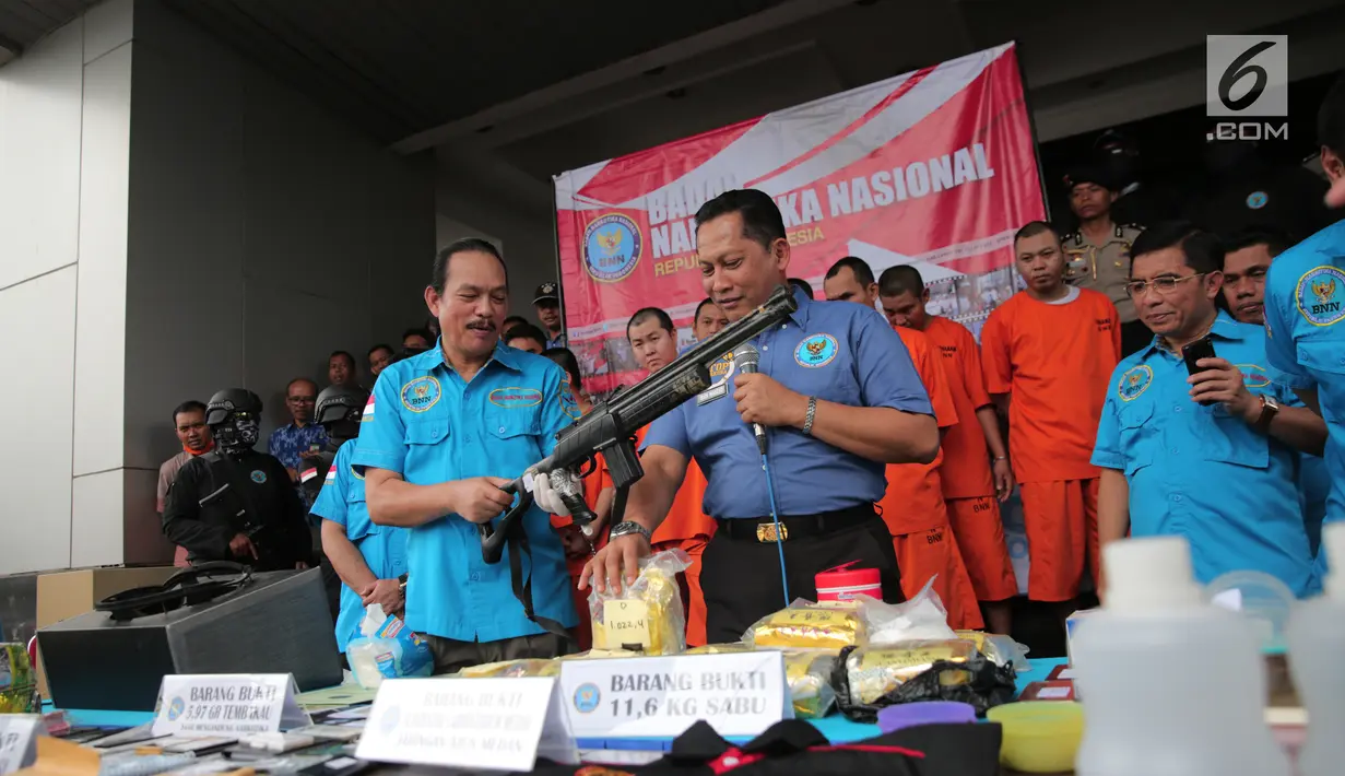 Kepala BNN Komjen Budi Waseso menunjukkan barang bukti beserta tersangka terkait kasus penyelundupan narkoba jaringan internasional di Kantor BNN, Jakarta, Selasa (10/10). BNN bongkar 4 sindikat narkoba jaringan internasional. (Liputan6.com/Faizal Fanani)