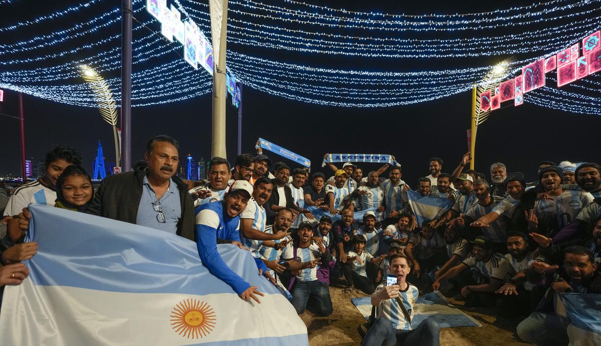 Fans Argentina bersorak di Doha corniche, di Doha, Qatar, Senin, 12 Desember 2022. Argentina akan menghadapi Kroasia dalam pertandingan semifinal Piala Dunia 2022 di Stadion Lusail Iconic Qatar, Rabu (14/12/2022) mulai pukul 02.00 WIB. (AP Photo/Andre Penner)