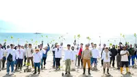 Rembuk Pemuda Sulawesi Tengah memperingati Hari Mangrove Internasional, lewat aksi tanam 70.000 pohon mangrove di pesisir Teluk Palu, Sabtu (26/7) (Istimewa)