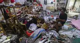 Pekerja menyelesaikan proses pembuatan alas kaki di industri rumahan sepatu wanita OB Shoes di kawasan Pondok Petir, Depok, Jawa Barat, Rabu (2/7/2025). (merdeka.com/Arie Basuki)