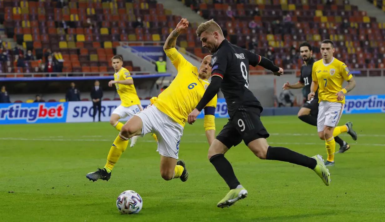 Pemain Jerman Timo Werner (kanan) bersaing memperebutkan bola dengan pemain Rumania Vlad Chiriches pada pertandingan Grup J kualifikasi Piala Dunia 2022 di Stadion National Arena, Bucharest, Rumania, Minggu (28/3/2021). Jerman menang 1-0 atas Rumania. (AP Photo/Vadim Ghirda)
