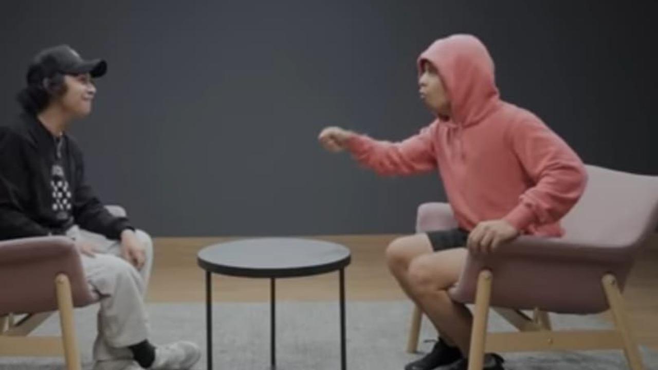 “Terus pas gue mau ambil tongkatnya Cinta, Cinta kan lari lihat mata gue, terus dia kasih tongkatnya, dia sambil bilang ‘Go Now’ dia bilang gitu” ungkap Raditya dalam podcastnya sembari menirukan emosi Cinta kala itu.