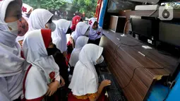 Siswa SDN Kemirimuka 2 Depok menggunakan internet sehat pada Operator Mobile Community Acces Point (M-CAP) di  Depok, Jawa Barat, Kamis (28/7/2022). Sosialisasi yang dilakukan Dinas Komunikasi dan Informatika (Diskominfo) itu dalam rangka pengenalan perangkat komputer, pemakaian program aplikasi microsoft word dan mencari Informasi menggunakan internet sehat untuk belajar. (merdeka.com/Arie Basuki)