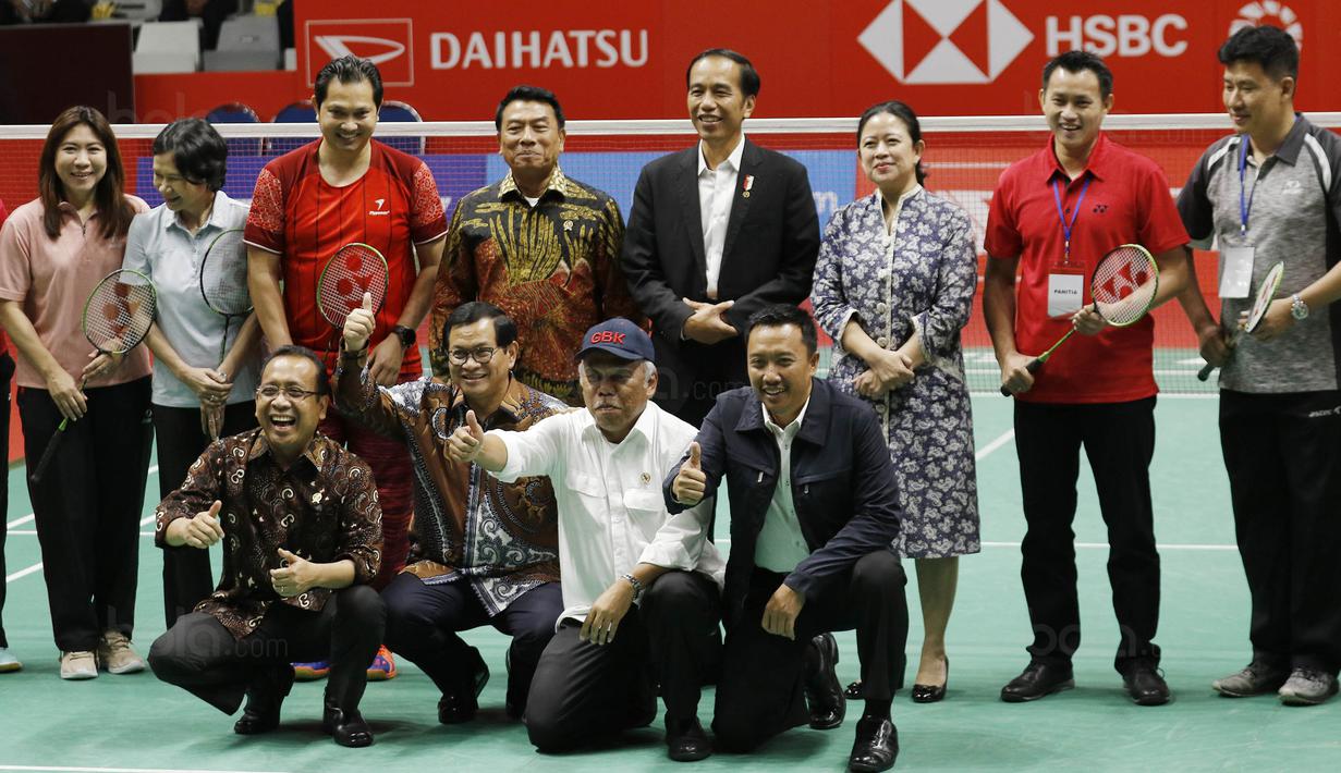 Presiden RI, Joko Widodo, foto bersama saat peresmian Istora Senayan, Selasa (23/1/2018). Setelah direnovasi Istora kini berkapasitas 7.120 penonton dan memiliki kursi dan pencahayaan yang lebih baik. (Bola.com/M Iqbal Ichsan)