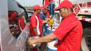 Petugas melakukan pengisian BBM untuk kendaraan pemudik di Rest Area KM 344 Tol Fungsional Pemalang-Batang, Jawa Tengah, Senin (11/6). Selama arus mudik Lebaran 2018, PT Pertamina menyediakan kios BBM. (Liputan6.com/Arya Manggala)