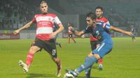 Gelandang PSIS Semarang, Septian David Maulana dibayangi pemain Madura United, Ante Bakmaaz di Stadion Moch Soebroto, Magelang, Selasa (17/12/2019). (Bola.com/Vincentius Atmaja)