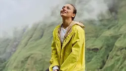 Keinginannya untuk mendaki Gunung Rinjani akhirnya terwujud. Dengan perjuangannya melewati alur jalan yang tak mudah, akhirnya aktris kelahiran Denpasar ini berhasil hingga dapat berada di puncak. (Liputan6.com/IG/@angelagilsha)