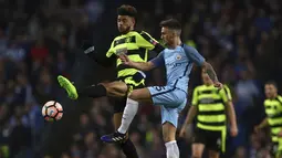 Aksi pemain Manchester City, Aleix Garcia (kanan) berebt bola dengan pemain Huddersfield, Philip Billing pada laga Piala FA putaran kelima di Etihad stadium, Manchester, Wednesday, (1/3/2017). Man.City menang 5-1. (AP/Dave Thompson)