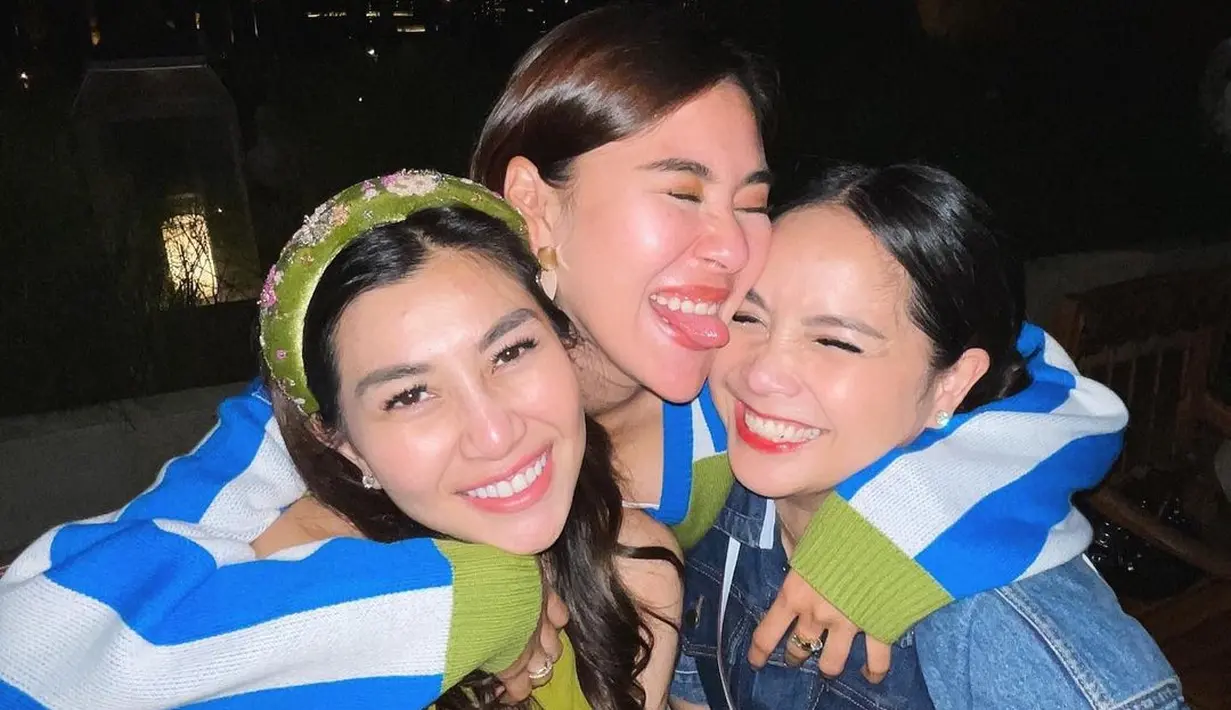 Pesona 3 dara dari Syahnaz, Nisya, dan Gigi. Syahnaz berpose merangkul kedua kakak perempuannya mengenakan oversized sweater bermotif garis putih-biru, Nisya cantik mengenakan atasan tanpa lengan berwarna hijau, sedangkan Gigi mengenakan atasan denim lengan panjang. Foto: Instagram.