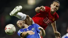 Rio Ferdinand - MU menggelontorkan dana hingga 41 juta pounds atau Rp804,8 miliar untuk merekrut Rio dari Leeds pada 2002. Harga tersebut dinilai pantas karena dibawah kendalinya pertahanan Setan Merah kala itu begitu kokoh. Bersama MU ia telah memenangkan 14 gelar. (AFP/Adrian Dennis)