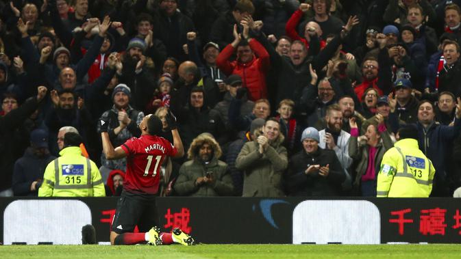 Striker Manchester United, Anthony Martial, merayakan gol yang dicetaknya ke gawang Everton.  (AP Photo/Dave Thompson)
