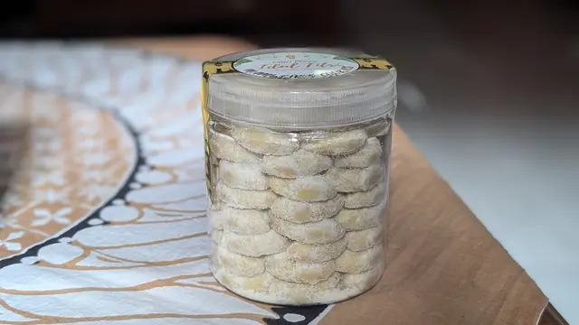 Kue-kue Lebaran seperti nastar, kastengel, dan putri salju tinggi gula dan lemak. Batasi makan kue Lebaran agar berat badan tidak naik. (Foto: Liputan6.co/Ade Nasihudin)