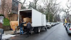 Pekerja di bawah pengawasan petugas Gedung Putih, bersiap menurunkan barang-barang keluarga Presiden Barack Obama dari dalam truk ke rumah sewaan di lingkungan Kalorama dari Washington, 17 Januari 2017. (AP Photo/Cliff Owen)