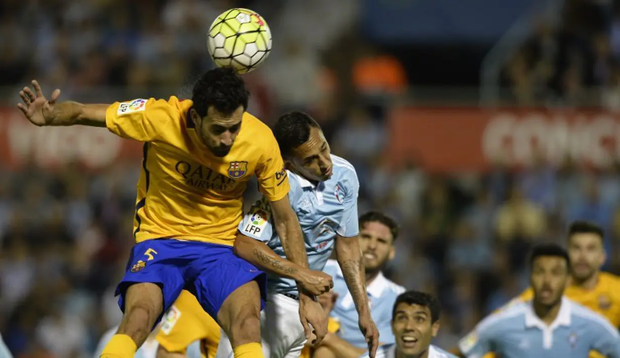 Pemain Barcelona, Sergio Busquets (kiri), berebut bola dengan pemain Celta Vigo, Fabian Orellana, dalam lanjutan La Liga Spanyol di Stadion Balaidos, Vigo, Spanyol, Kamis (24/9/2015) dini hari WIB. (AFP Photo/Miguel Riopa)