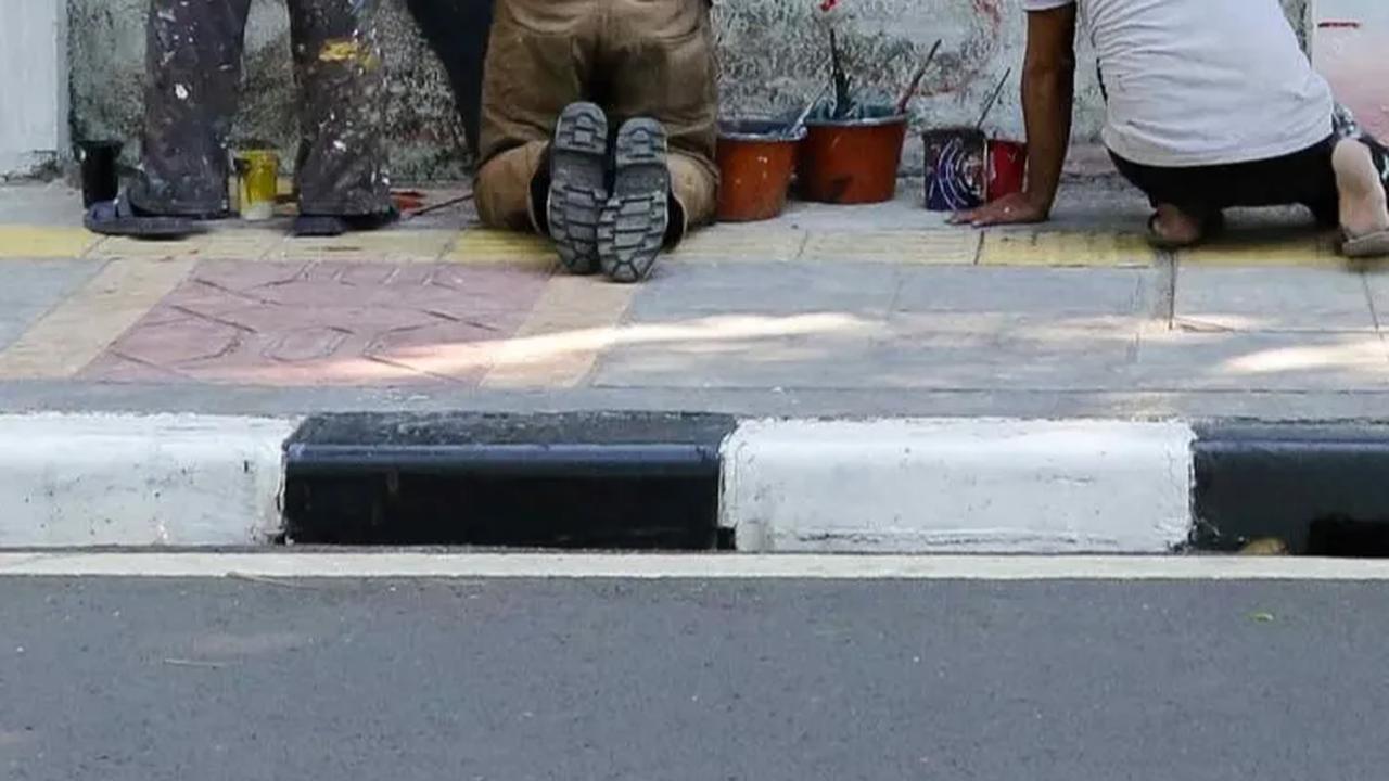 Karya mural dari para seniman lokal ini disajikan untuk memperindah dinding-dinding kosong di kawasan tersebut.