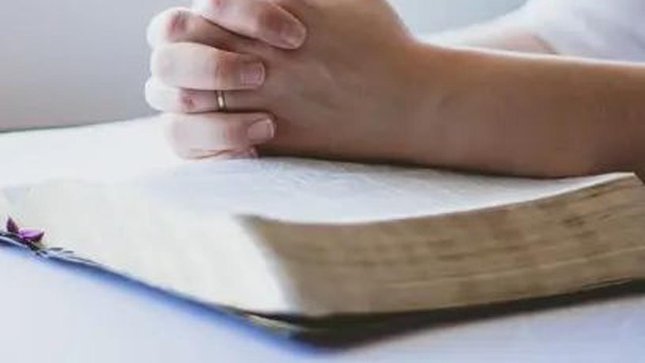 Umat Kristen hendaknya mengikuti perintah dalam Alkitab yang menganjurkan kita untuk senantiasa memohon bantuan Tuhan melalui doa.