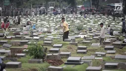 Warga berziarah ke makam keluarga mereka di Tempat Pemakaman Umum (TPU) Menteng Pulo, Jakarta, Minggu (28/4/2019). Sepekan menjelang datangnya bulan Ramadan, banyak masyarakat melakukan ziarah kubur mendoakan mendiang keluarga dan kerabat mereka. (Liputan6.com/Faizal Fanani)