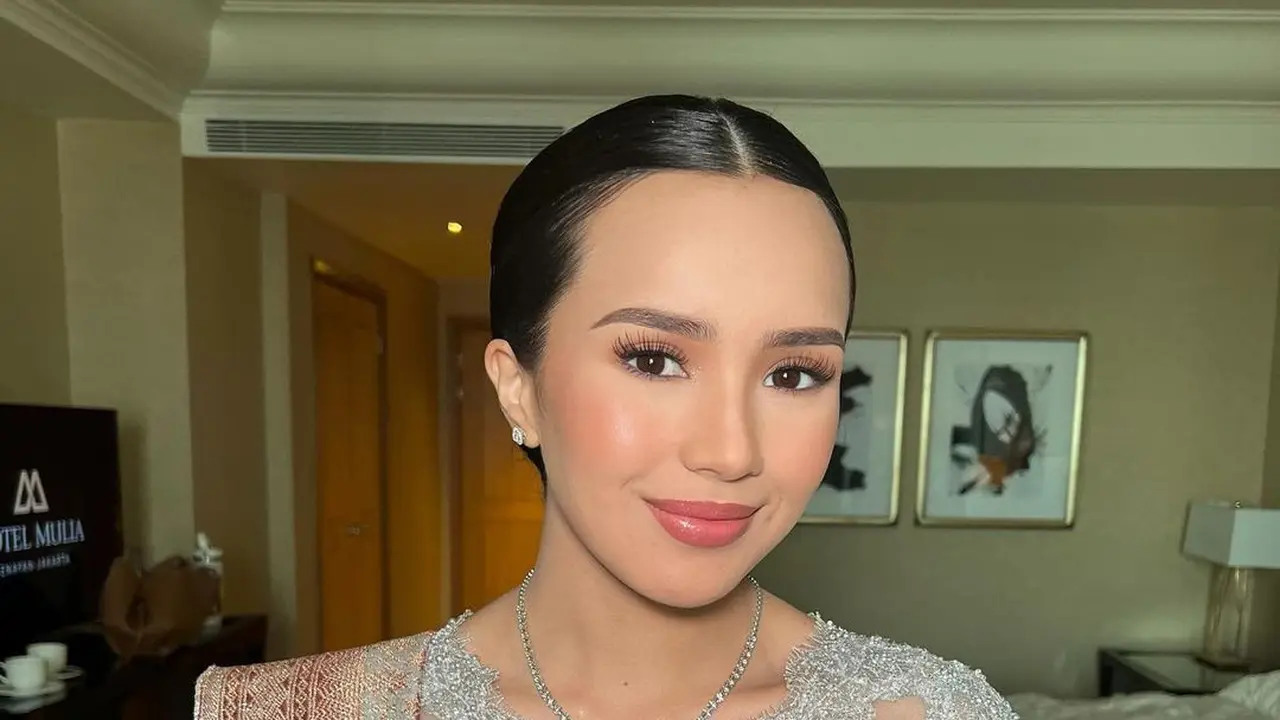 6 Pesona Elegan Khas Ibu Resmi Jadi Ibu Pejabat, 6 Potret Makeup Flawless Beby Tsabina saat Dampingi Suami yang Kembali Dilantik Jadi Anggota DPRBeby Tsabina saat Dampingi Suami yang Kembali Dilantik Jadi Anggota DPR, Tenteng Tas Puluhan Juta