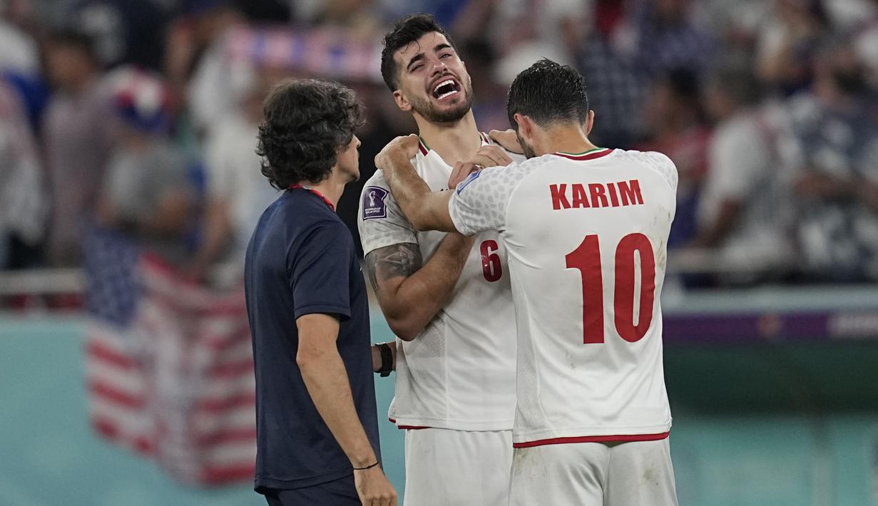 Pemain Iran, Saeid Ezatolahi, menangis usai ditaklukkan Amerika Serikat pada laga Grup B Piala Dunia di Stadion Al Thumama, Doha, Selasa (29/22/2022). (AP/Ebrahim Noroozi)
