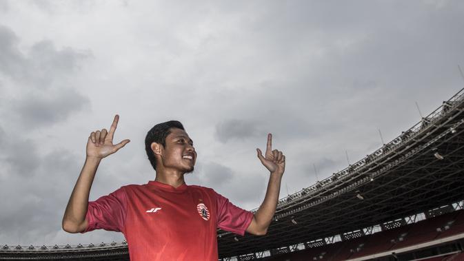 Pemain Persija Jakarta, Evan Dimas, bergaya dengan inisial The Jakmania saat latihan di SUGBK, Jakarta, Jumat (7/2). Latihan ini persiapan jelang Liga 1 Indonesia 2020. (Bola.com/Vitalis Yogi Trisna)