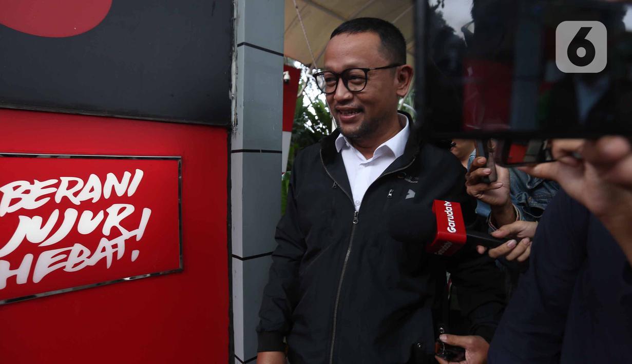 Sebelumnya, pada 11 Agustus 2025, KPK mengumumkan penghitungan awal kerugian negara dalam kasus tersebut mencapai Rp1 triliun lebih dan mencegah tiga orang untuk bepergian ke luar negeri hingga enam bulan ke depan. Tampak dalam foto, mantan staf khusus Menteri Agama periode 2019-2024, Yaqut Cholil Qoumas, Ishfah Abidal Aziz alias Gus Alex berjalan meninggalkan Gedung Merah Putih Komisi Pemberantasan Korupsi (KPK), Jakarta, Senin (26/1/2026). (Liputan6.com/Helmi Fitrhiansyah)