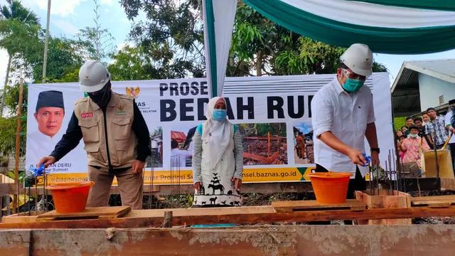 Tangis Haru Guru Ngaji di Palembang Saat Gubuk Reotnya Direnovasi